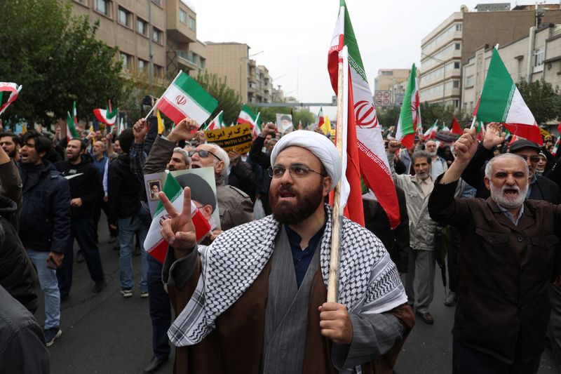 &copy; Reuters. إيرانيون في مسيرة لدعم الفلسطينيون في طهران يوم الجمعة في صورة لرويترز من وكالة وانا للأنباء. 