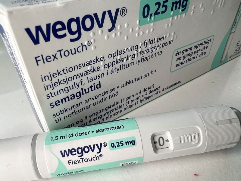 © Reuters. FILE PHOTO: A 0.25 mg injection pen of Novo Nordisk's weight-loss drug Wegovy is shown in this photo illustration in Oslo, Norway, September 1, 2023. REUTERS/Victoria Klesty/Illustration/File Photo