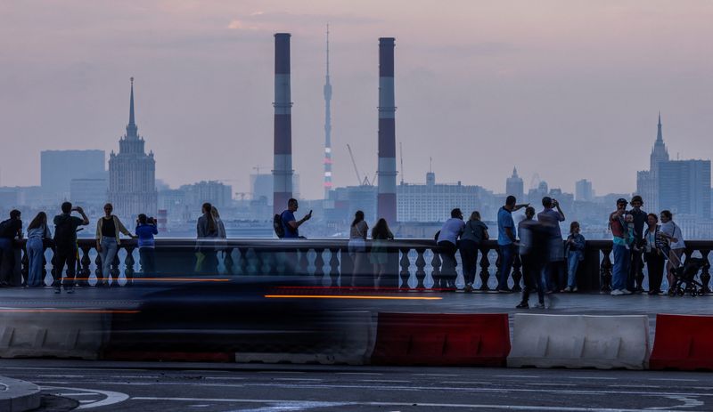 &copy; Reuters. FILE PHOTO: People walk on a viewpoint at Vorobyovy Gory in Moscow, Russia July 26, 2023. REUTERS/Maxim Shemetov