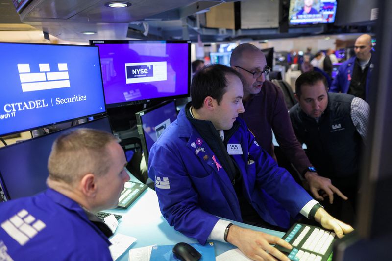 &copy; Reuters. Les traders de la Bourse de New York (NYSE) à New York, aux États-Unis. /Photo prise le 17 mars 2023/REUTERS/Andrew Kelly