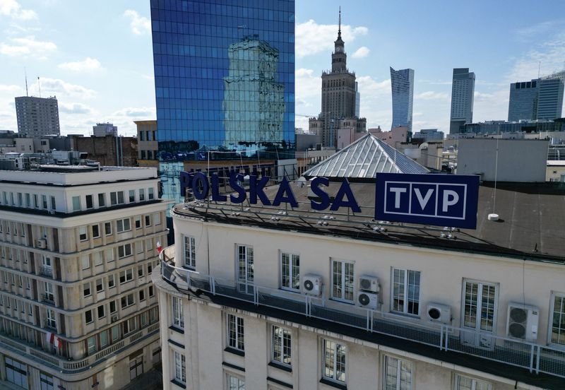 © Reuters. FILE PHOTO: The logo of TVP Telewizja Polska SA, Polish state television and media outlet, is seen on the roof of the company's building, as the city skyline is seen in the distance in Warsaw, Poland, September 25, 2023. REUTERS/Kacper Pempel/File photo
