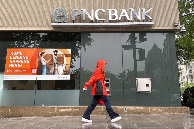 © Reuters. FILE PHOTO: A person walks past a branch of PNC Bank, a subsidiary of PNC Financial Services Group, in Washington, U.S. April 30, 2023.  REUTERS/Ashraf Fahim/File Photo