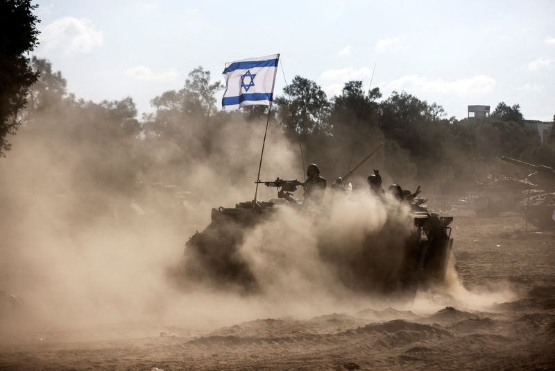 © Reuters. Un vehículo blindado de transporte de tropas (APC) israelí toma posición cerca de la frontera de Israel con la Franja de Gaza, en el sur de Israel. 13 de octubre de 2023. REUTERS/Amir Cohen