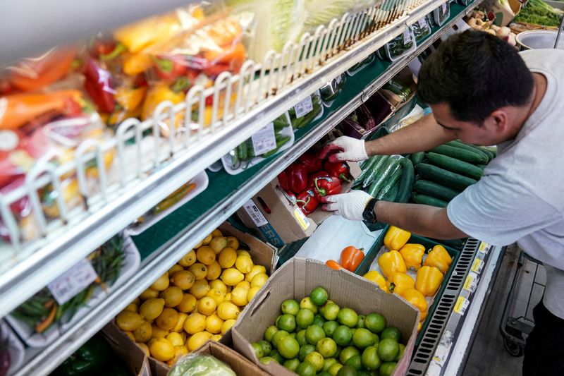 &copy; Reuters. Un uomo sistema i prodotti al supermercato Best World nel quartiere Mount Pleasant di Washington, D.C., Stati Uniti, 19 agosto 2022. Foto REUTERS/Sarah Silbiger/File Photo