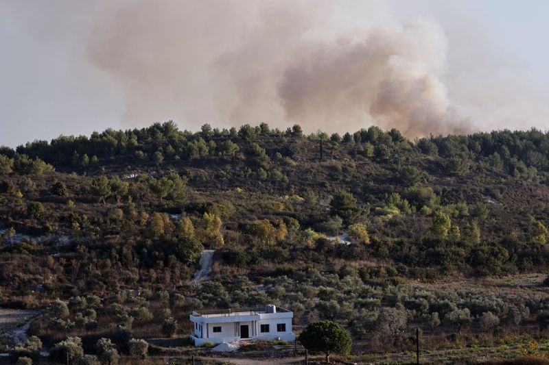 &copy; Reuters. Smoke rises after Israeli shelling , as seen from Lebanese side, near the border with Israel, in Alma Al-Shaab, southern Lebanon, October 13, 2023. REUTERS/Thaier Al-Sudani