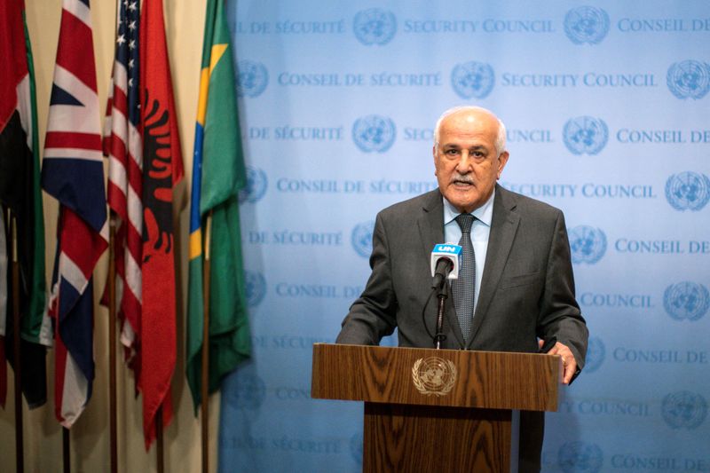 &copy; Reuters. المندوب الفلسطيني لدى الأمم المتحدة رياض منصور خلال مؤتمر صحفي في مقر المنظمة الدولية بنيويورك. صورة من أرشيف رويترز.