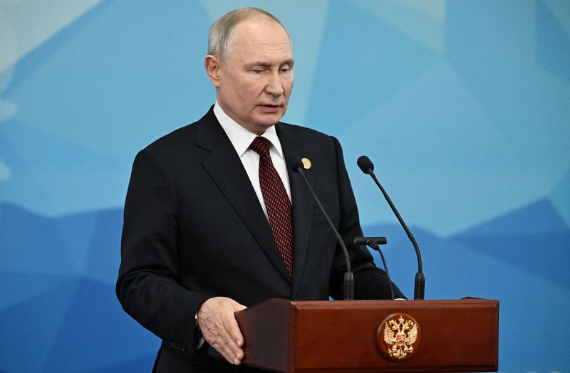 &copy; Reuters. ロシアのプーチン大統領は１３日、中東地域での殺りくに終止符を打つよう呼び掛けた。代表撮影（２０２３年　ロイター） 