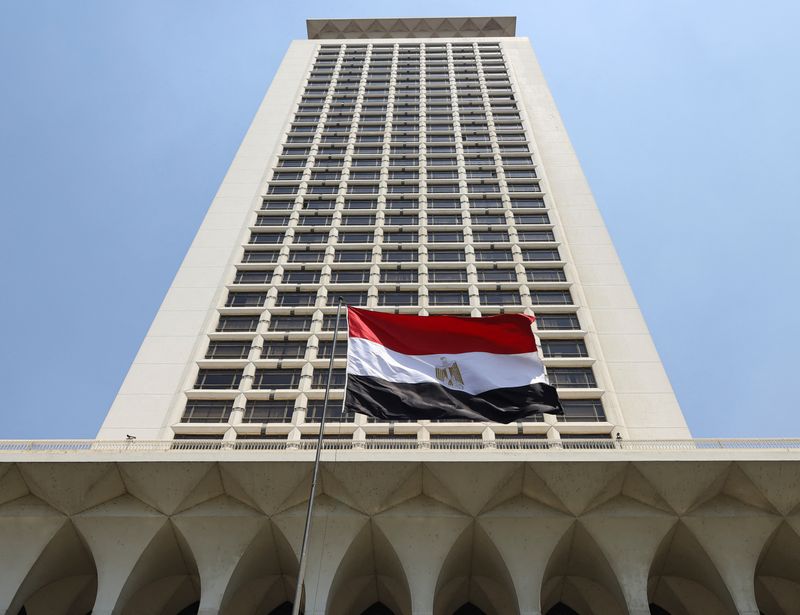 &copy; Reuters. علم مصر يرفرف أمام مبنى وزارة الخارجية في القاهرة يوم 15 أغسطس آب 2023. تصوير: عمرو عبد الله دلش - رويترز.
