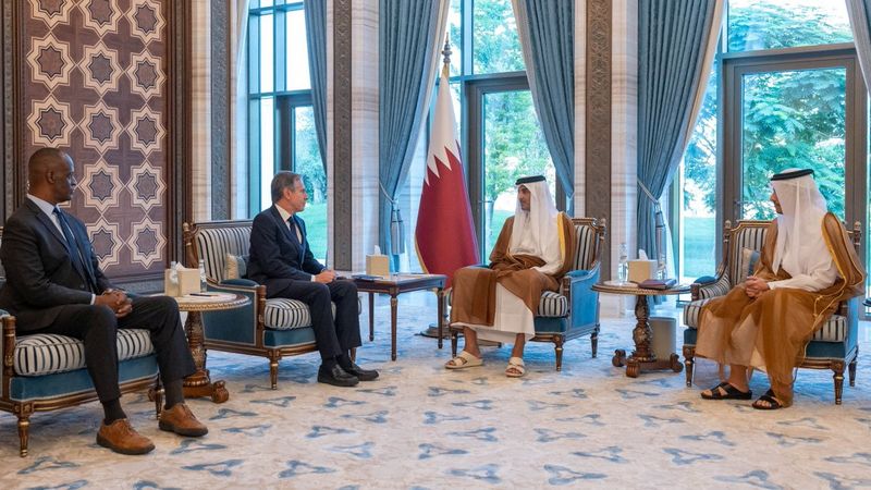 &copy; Reuters. L'incontro tra l'emiro del Qatar Sheikh Tamim bin Hamad Al Thani e il segretario di Stato Antony Blinken a Doha, in Qatar. Qatar News Agency/Handout via REUTERS