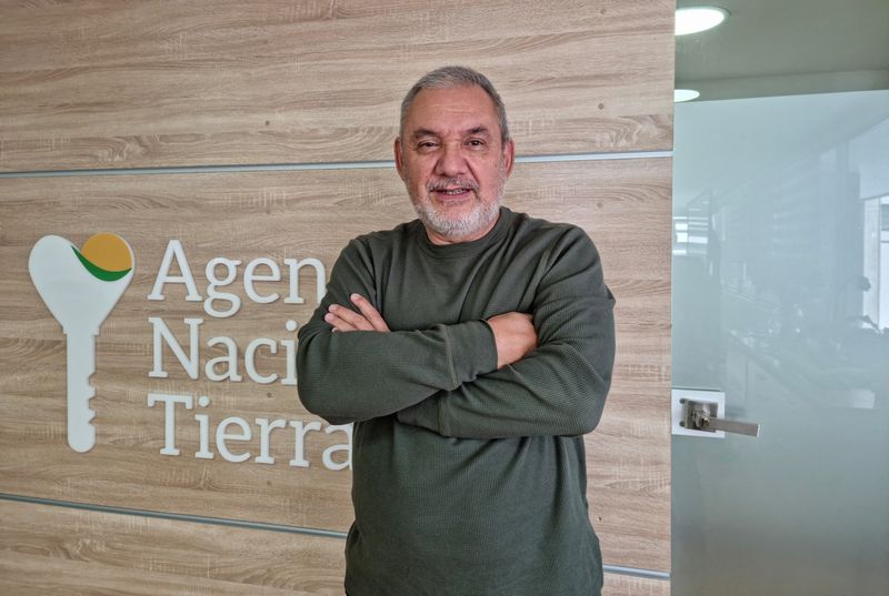 © Reuters. Colombia's National Land Agency director, Gerardo Vega, speaks during an interview with Reuters in Bogota, Colombia, October 12, 2023.  REUTERS/Luis Jaime Acosta