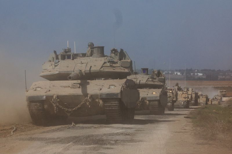 &copy; Reuters. دبابات ومركبات عسكرية إسرائيلية تتمركز بالقرب من حدود إسرائيل مع قطاع غزة يوم الجمعة.تصوير: بيوليتا سانتوس مورا - رويترز.