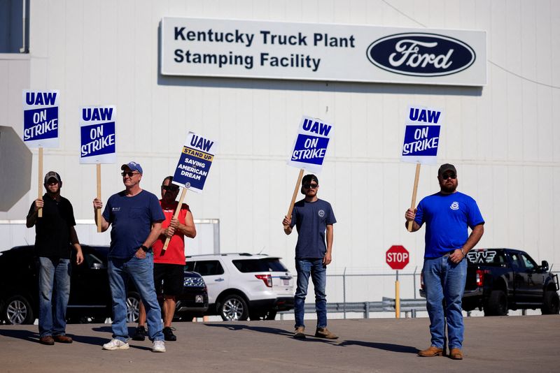 &copy; Reuters. Membros do sindicato UAW protestam em frente à unidade da Ford em Louisville, Kentucky, nos Estados Unidos
12/10/2023
REUTERS/Luke Sharrett