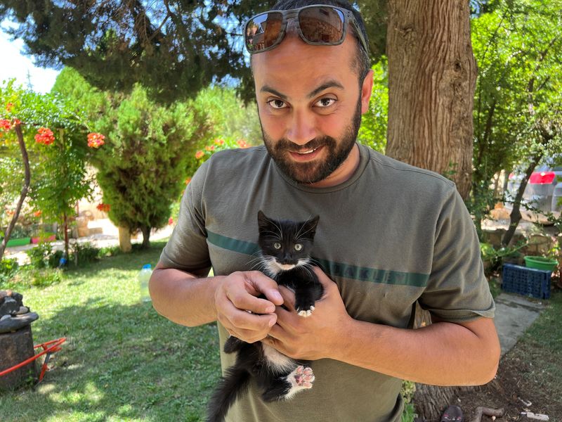 &copy; Reuters. Reuters' journalist Issam Abdallah holds a kitten while posing for a picture in Saaideh, Lebanon, July 4, 2023. REUTERS/Emilie Madi/File Photo