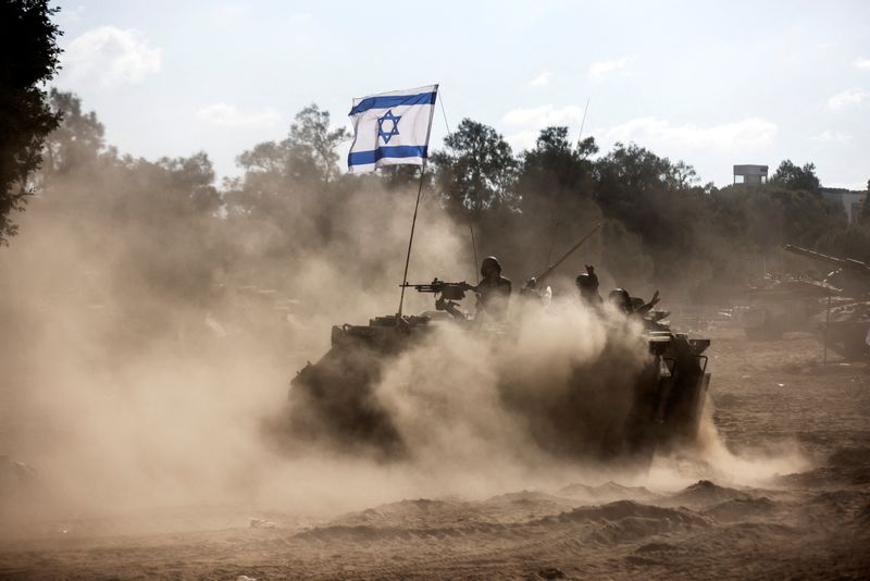 &copy; Reuters. Un vehículo blindado de transporte de tropas (APC) israelí toma posición cerca de la frontera de Israel con la Franja de Gaza, en el sur de Israel. 13 de octubre, 2023. REUTERS/Amir Cohen