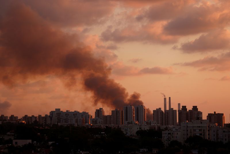 © Reuters. دخان يظهر بالقرب من الحدود مع قطاع غزة بجنوب إسرائيل يوم الجمعة. تصوير: عامير كوهين - رويترز.
