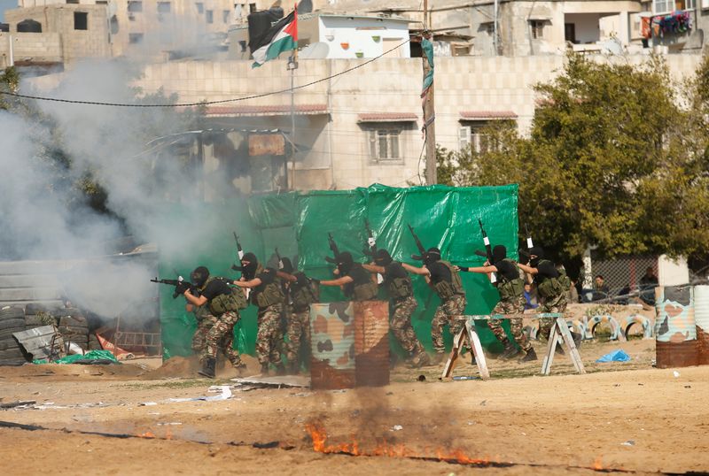 &copy; Reuters. أفراد من قوات الأمن الوطني الفلسطيني الموالية لحماس في محاكاة لغارة علي الجيش الإسرائيلي في مدينة غزة بصورة من أرشيف رويترز.