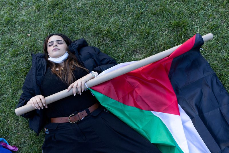 &copy; Reuters. Estudante pró-Palestina em protesto na universidade de Columbia, em Nova York
12/10/2023
REUTERS/Jeenah Moon