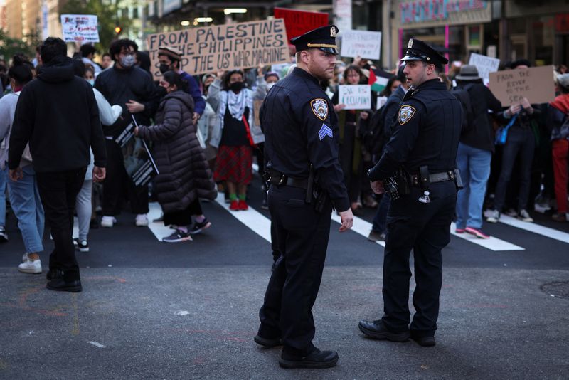 &copy; Reuters. Policiais observam manifestação pró-palestinos em Nova York
13/10/2023
REUTERS/Mike Segar