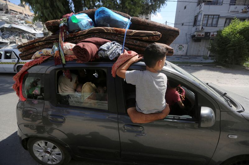 © Reuters. فلسطينيون يفرون من منازلهم في شمال مدينة غزة نحو الجزء الجنوبي لقطاع غزة عقب دعوة إسرائيل للتحرك في غضون 24 ساعة يوم الجمعة. تصوير: أحمد زقوت - رويترز.
