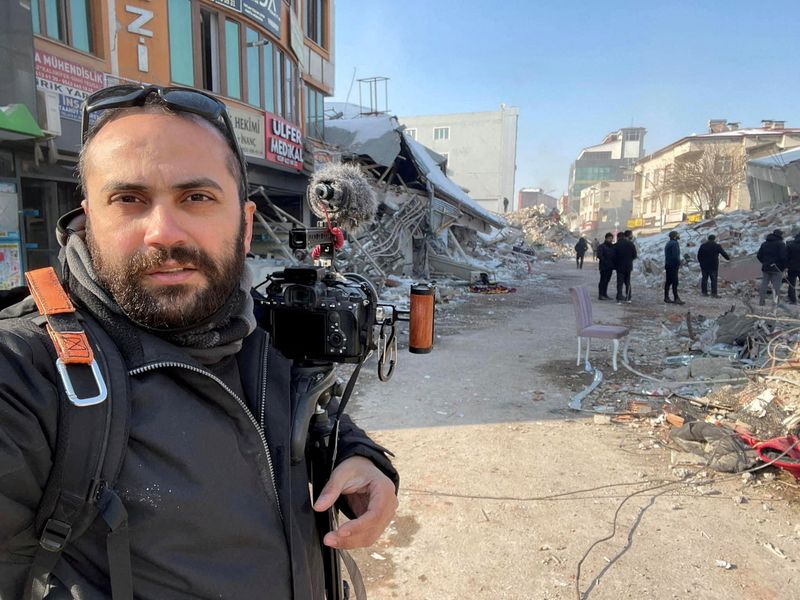 © Reuters. Reuters' journalist Issam Abdallah takes a selfie picture while working in Maras, Turkey, February 11, 2023. REUTERS/Issam Abdallah/File Photo