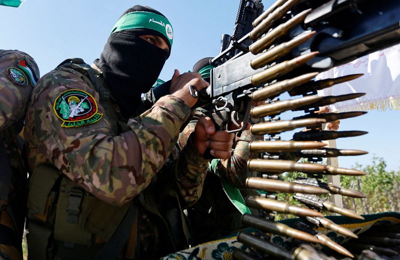 © Reuters. مسلح من حركة حماس في عرض عسكري بالقرب من الحدود في وسط قطاع غزة يوم 19 يوليو تموز 2023. تصوير: إبراهيم أبو مصطفى - رويترز.