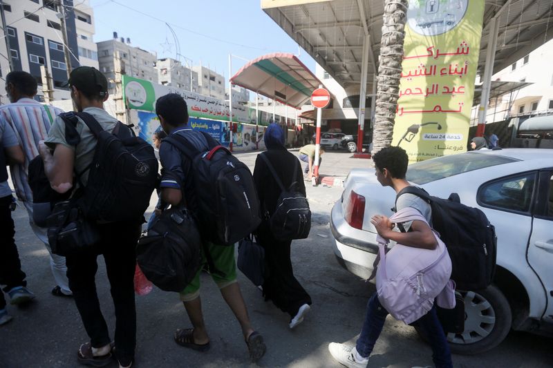&copy; Reuters. فلسطينيون يفرون من منازلهم في شمال مدينة غزة نحو الجزء الجنوبي لقطاع غزة عقب دعوة إسرائيل للتحرك في غضون 24 ساعة يوم الجمعة. تصوير: أحمد زقوت -
