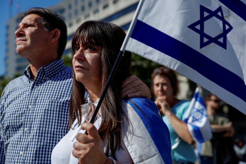 &copy; Reuters. Vered Levi, 53, who was born in Israel but now lives in the U.S., and Josef Trommer, 58, attend a "Stand with Israel" rally at Freedom Plaza in Washington, U.S., October 13, 2023. REUTERS/Evelyn Hockstein