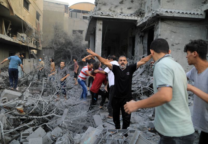 &copy; Reuters. أنقاذ طفلة من تحت ركام منزل تعرض لقصف إسرائيلي في مدينة خان يونس جنوب قطاع غزة يوم السبت في صورة لرويترز.