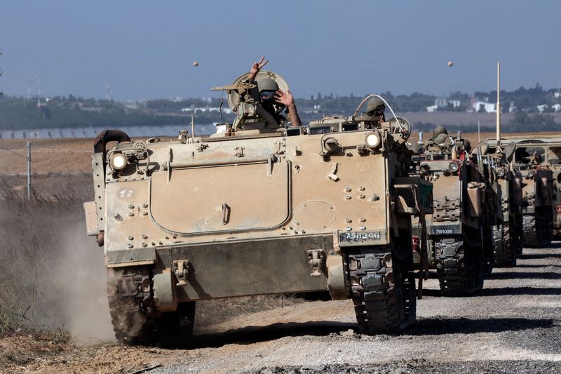 &copy; Reuters. Un convoi de véhicules blindés de transport de troupes prend position près de la frontière entre Israël et la bande de Gaza. /Photo prise le 13 octobre 2023 au sud d'Israël/REUTERS/Violeta Santos Moura