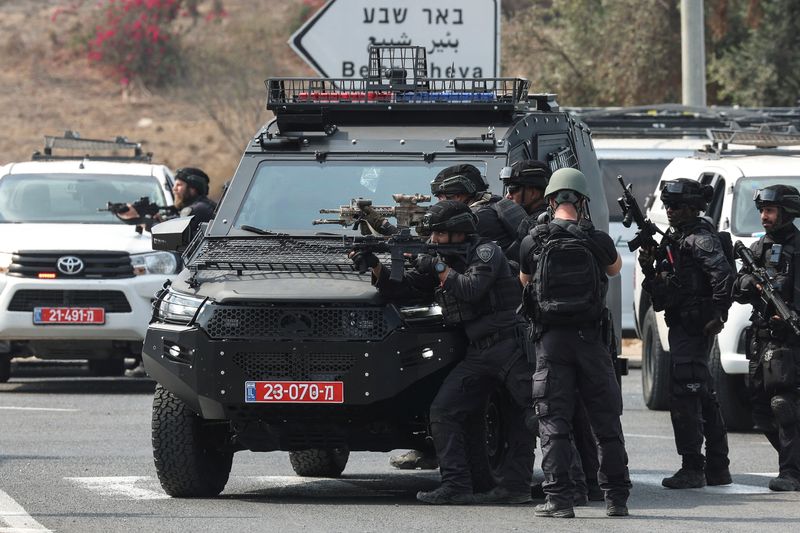 © Reuters. FILE PHOTO: Israeli security stand in position on a road following a mass infiltration by Hamas gunmen from the Gaza Strip, near Sderot in southern Israel October 8, 2023. REUTERS/Ronen Zvulun/FILE PHOTO
