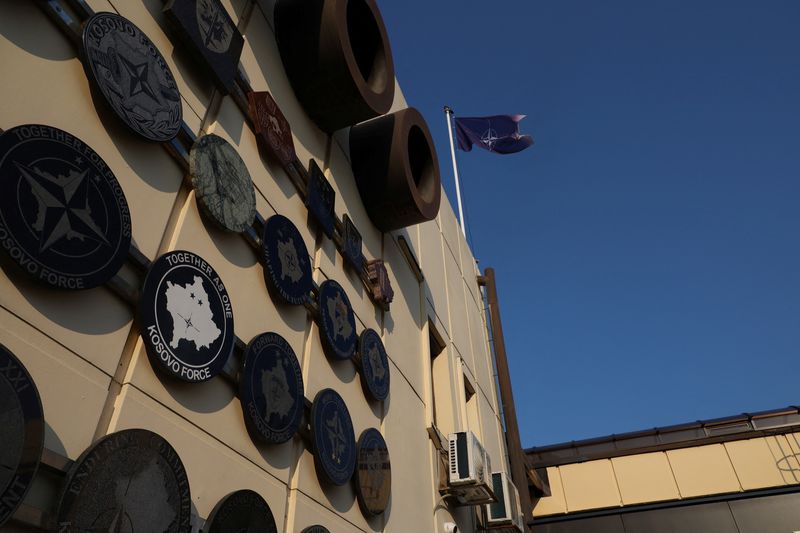 &copy; Reuters. علم حلف شمال الأطلسي يرفرف في مقر بعثة الحلف في كوسوفو يوم 20 يونيو حزيران 2023. تصوير: فاتوس بيتيسي - رويترز.