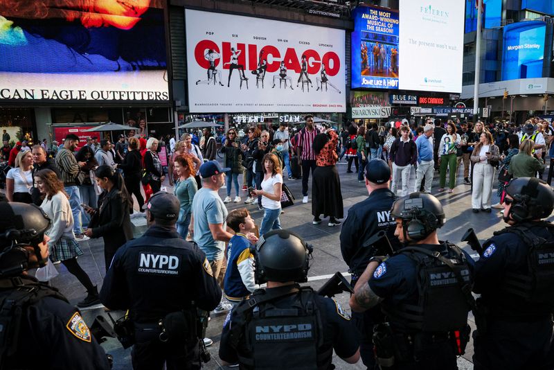 &copy; Reuters. أفراد بوحدة مكافحة الإرهاب بشرطة مدينة نيويورك ينتشرون في تايمز سكوير مع اتخاذ اجراءات أمنية قبل مظاهرات مقررة في المدينة يوم 12 أكتوبر تشري