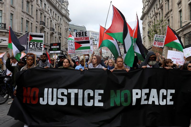 &copy; Reuters. Demonstrators protest in solidarity with Palestinians, amid the ongoing conflict between Israel and the Palestinian Islamist group Hamas, in London, Britain, October 14, 2023. REUTERS/Susannah Ireland