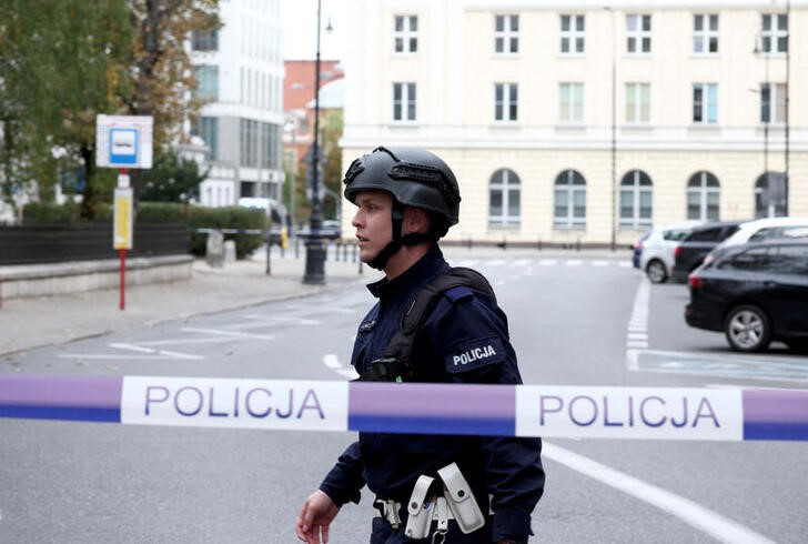 &copy; Reuters. Un policía acordona una zona cercana a la plaza Pilsudski de Varsovia, Polonia, por una amenaza de bomba. 14 octubre 2023. REUTERS/Kacper Pempel