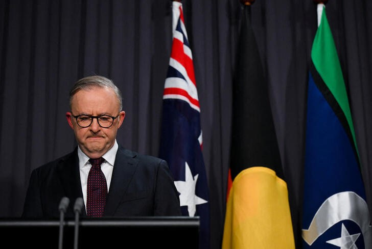 &copy; Reuters. El primer ministro australiano, Anthony Albanese, comparece ante los medios para comentar el resultado del referendo indígena en el Parlamento en Canberra, Australia. 14 octubre 2023. AAP Image/Lukas Coch vía Reuters. ATENCIÓN EDITORES - ESTA IMAGEN FU