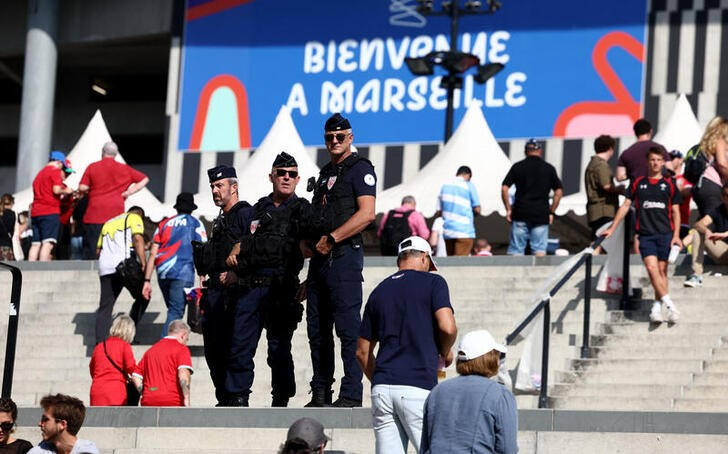 &copy; Reuters. Varios policías vigilan los accesos al estadio Orange Velodrome antes del partido de cuartos de final del Mundial de Rugby entre Gales y Argentina, en Marsella, Francia. 14 octubre 2023. REUTERS/Stephanie Lecocq