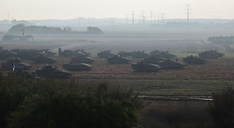 © Reuters. دبابات إسرائيلية تتخذ مواقعها في جنوب إسرائيل قرب الحدود مع قطاع غزة يوم السبت .  تصوير: بيوليتا سانتوس مورا - رويترز.