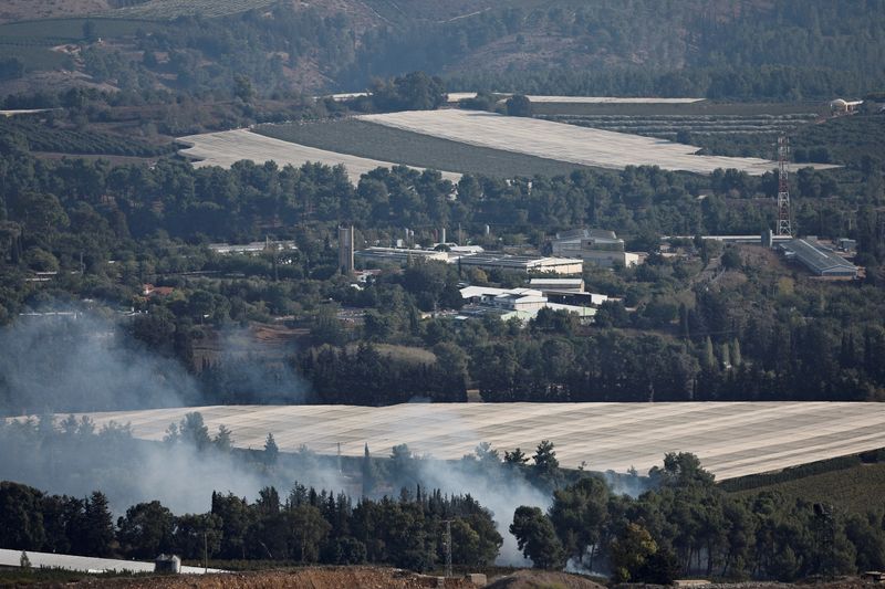&copy; Reuters. دخان يتصاعد من الجانب الإسرائيلي كما شوهد من منطقة مارون الراس قرب الحدود الإسرائيلية اللبنانية بجنوب لبنان في يوم 11 أكتوبر تشرين الأول 2023 .