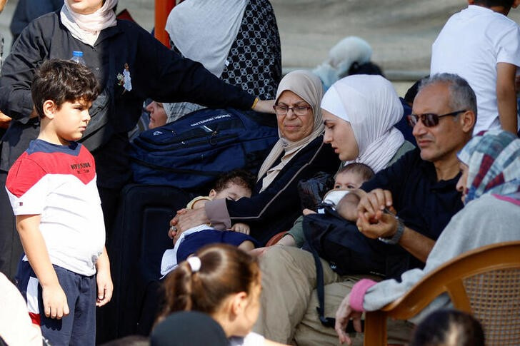 &copy; Reuters. Decenas de palestinos esperan en el paso fronterizo de Rafah para intentar pasar de la Franja de Gaza a Egipto. 14 octubre 2023. REUTERS/Ibraheem Abu Mustafa