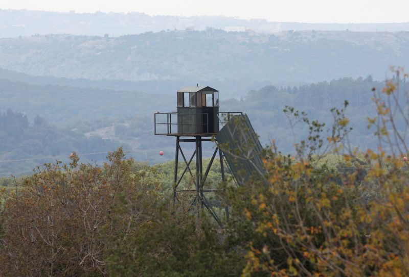 © Reuters. صورة لبرج مراقبة خال في بلدة مراوين بجنوب لبنان قرب الحدود اللبنانية الإسرائيلية في يوم 11 أكتوبر تشرين الأول 2023 . تصوير : محمد عزاقير - رويترز .  