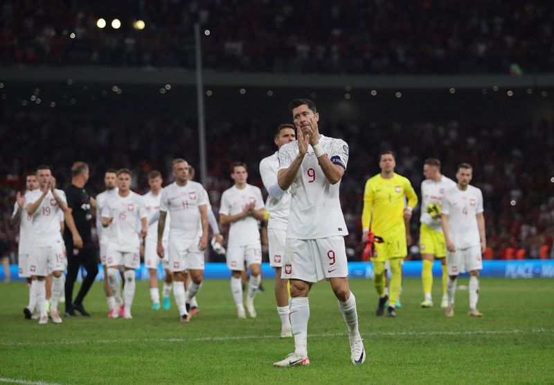&copy; Reuters. لاعبو منتخب بولندا يحيون الجماهير عقب هزيمتهم أمام منتخب ألبانيا في تصفيات بطولة أوروبا لكرة القدم  2024 في العاشر من سبتمبر أيلول 2023 . تصوير : 
