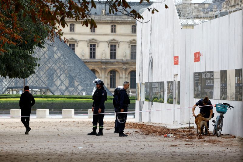 © Reuters. French police officers keep watch in front of the Louvre museum, closed for security reasons, in Paris, as French government puts the nation on its highest state of alert after a deadly knife attack in northern France, October 14, 2023. REUTERS/Sarah Meyssonnier