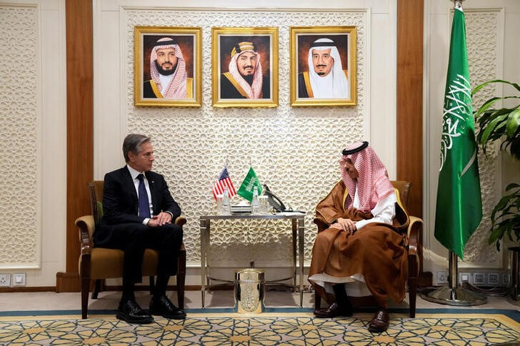 &copy; Reuters. El secretario de Estado de EEUU, Antony Blinken, se reúne con el ministro de Relaciones Exteriores saudí, el príncipe Faisal bin Farhan, en Riad, Arabia Saudita. 14 octubre 2023. Jacquelyn Martin/Pool vía Reuters