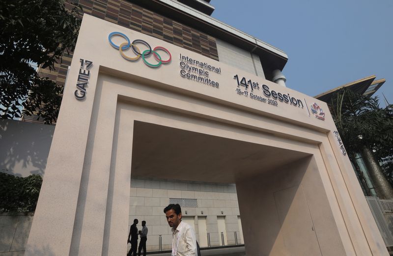 &copy; Reuters. رجل يسير أمام مدخل مقر اجتماعات اللجنة الأولمبية الدولية في مومباي بالهند يوم 13 أكتوبر تشرين الأول 2023 . تصوير : نيهاريكا كولكارني - رويترز . 