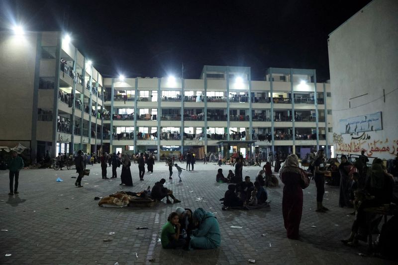 &copy; Reuters. Palestinians, who fled their houses amid Israeli strikes, shelter at a United Nations-run school, after Israel's call for more than 1 million civilians in northern Gaza to move south, in Khan Younis in the southern Gaza Strip October 14, 2023. REUTERS/Ahm