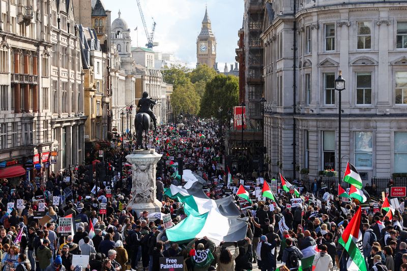 © Reuters. مئات المتظاهرين يشاركون في مسيرة في لندن بينما يحملون علما فلسطينيا ضخما يوم السبت تضامنا مع الفسطينيين في أعقاب الصراع الدائر مع القوات الإسرائيلية . تصوير : توبي ميلفيل - رويترز .