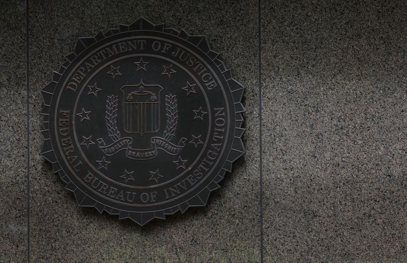 &copy; Reuters. شعار مكتب التحقيقات الفيدرالي الأمريكي على مقر المكتب في واشنطن بصورة من أرشيف رويترز . 
