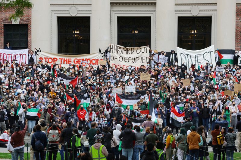 &copy; Reuters. Demonstrators take part in an "Emergency Rally: Stand with Palestinians Under Siege in Gaza," amid the ongoing conflict between Israel and the Palestinian Islamist group Hamas, at Harvard University in Cambridge, Massachusetts, U.S., October 14, 2023.   R