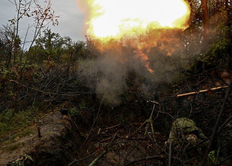 © Reuters. A Ukrainian serviceman fires a mortar toward Russian troops at a position in a front line, amid Russia's attack on Ukraine, at an undisclosed location in Donetsk region, Ukraine October 8, 2023. REUTERS/Stringer