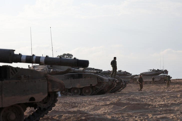 &copy; Reuters. Varios tanquies vigilan el kibutz Beeri en el sur de Israel. 14 octubre 2023. REUTERS/Violeta Santos Moura